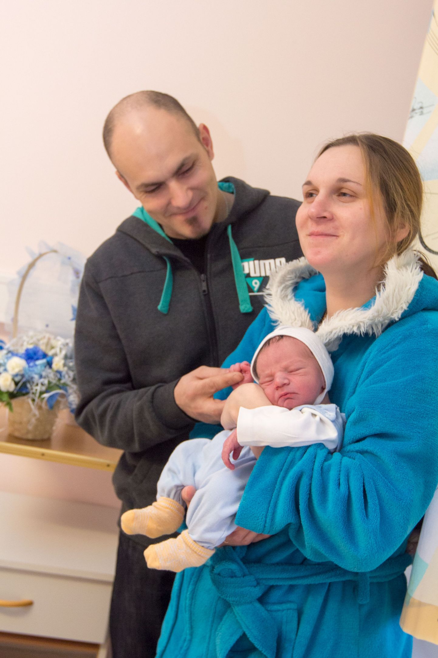 Valgalastele Katrin Blaubergile ja Kristjan Augvale algas uus, 2015. aasta rõõmustavalt. Nimelt sai pere täiendust ja aasta esimesel päeval nägi Valga haiglas ilmavalgust pisike poisslaps.