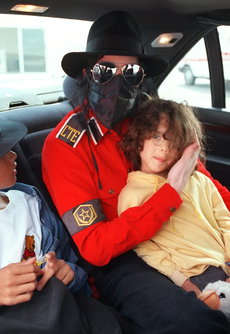 Michael Jackson 1993 koos tundmatute lastega oma limusiinis Prantsusmaal Nice'is
