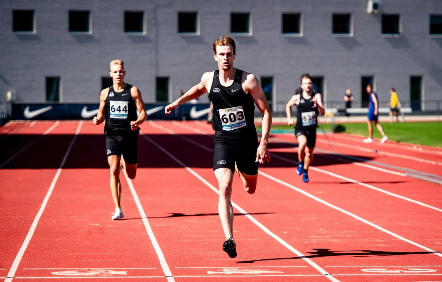 Robin Sapar (nr 603) võitmas Rakveres Eesti meistri tiitlit U23 vanuseklassi 400 meetri jooksus.