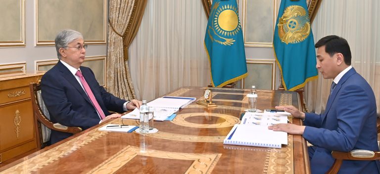 Президент Казахстана Касым-Жомарт Токаев слушает доклад Алтая Кульгинова, 2022 год.