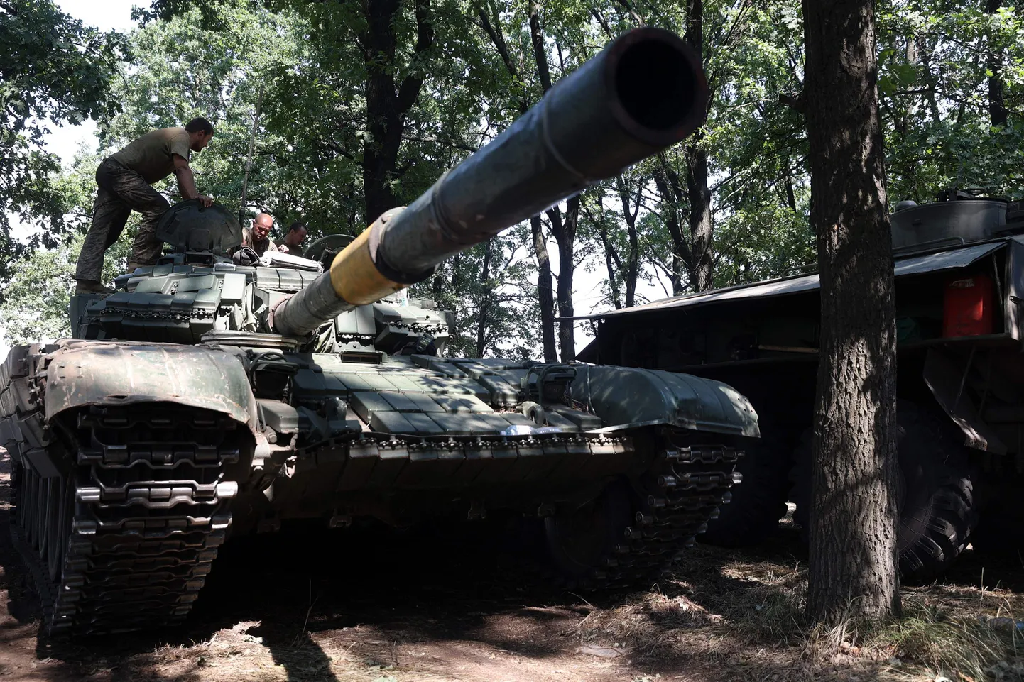 Ukraina sõdurid tangiga Donetskis rindejoonel.