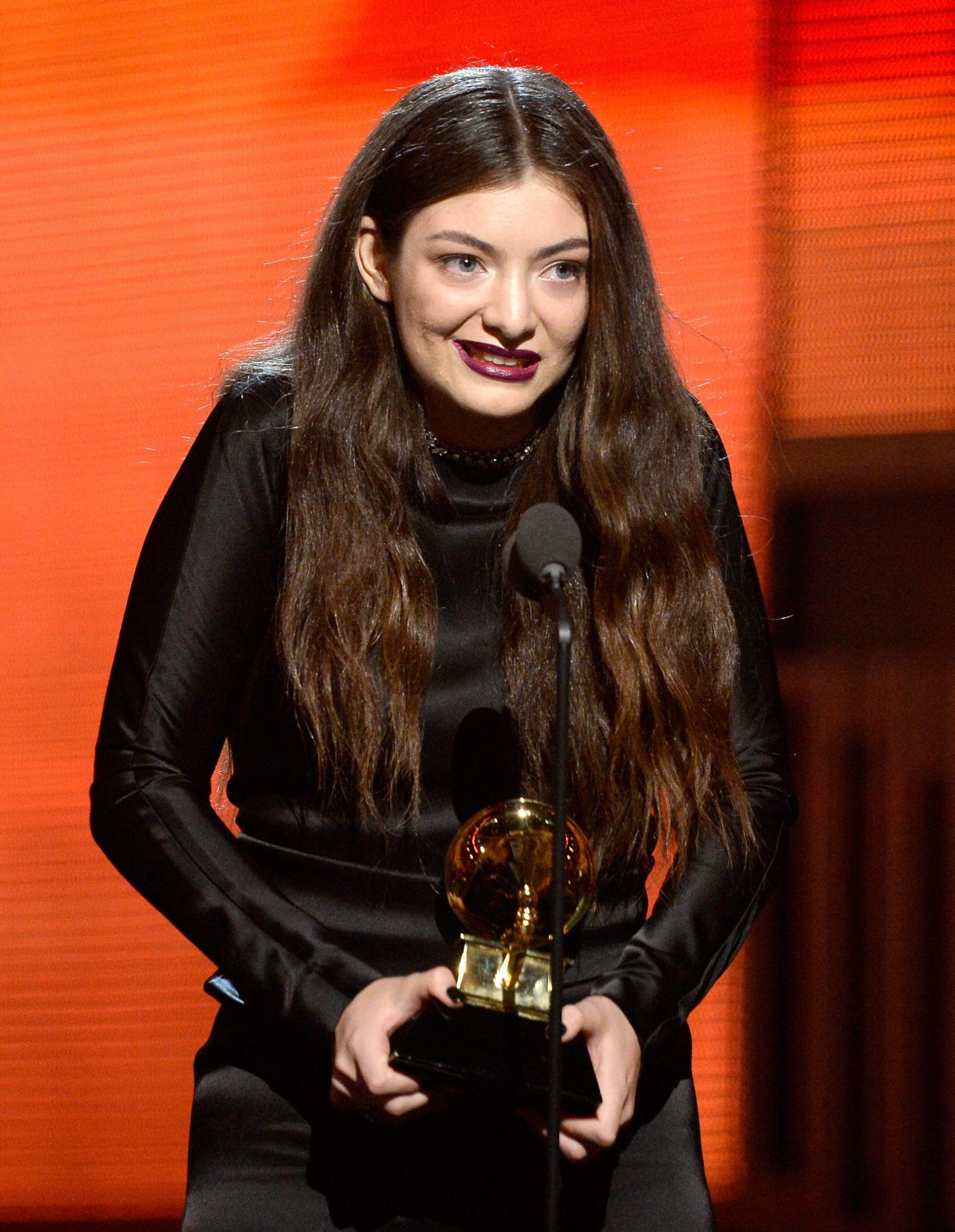 LOS ANGELES, CA - JANUARY 26: Singer Lorde accepts the Best Pop Solo Performance award for 'Royals' onstage during the 56th GRAMMY Awards at Staples Center on January 26, 2014 in Los Angeles, California.   Kevork Djansezian/Getty Images/AFP
== FOR NEWSPAPERS, INTERNET, TELCOS & TELEVISION USE ONLY ==
