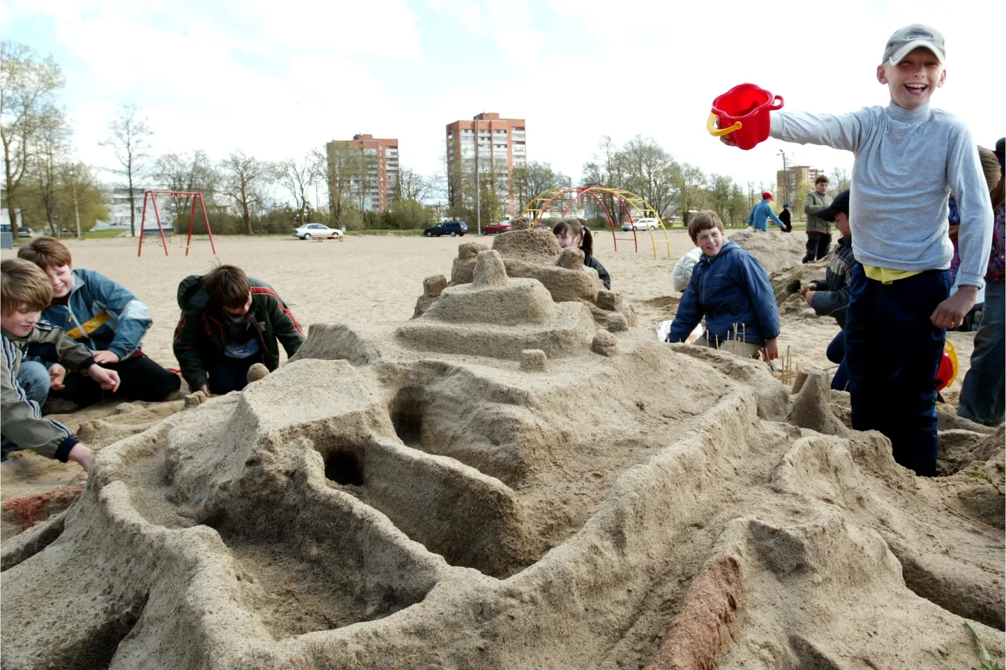 Sinisel nädalal kutsutakse Pärnus lapsi ja vanemaid liivalosse ehitama.