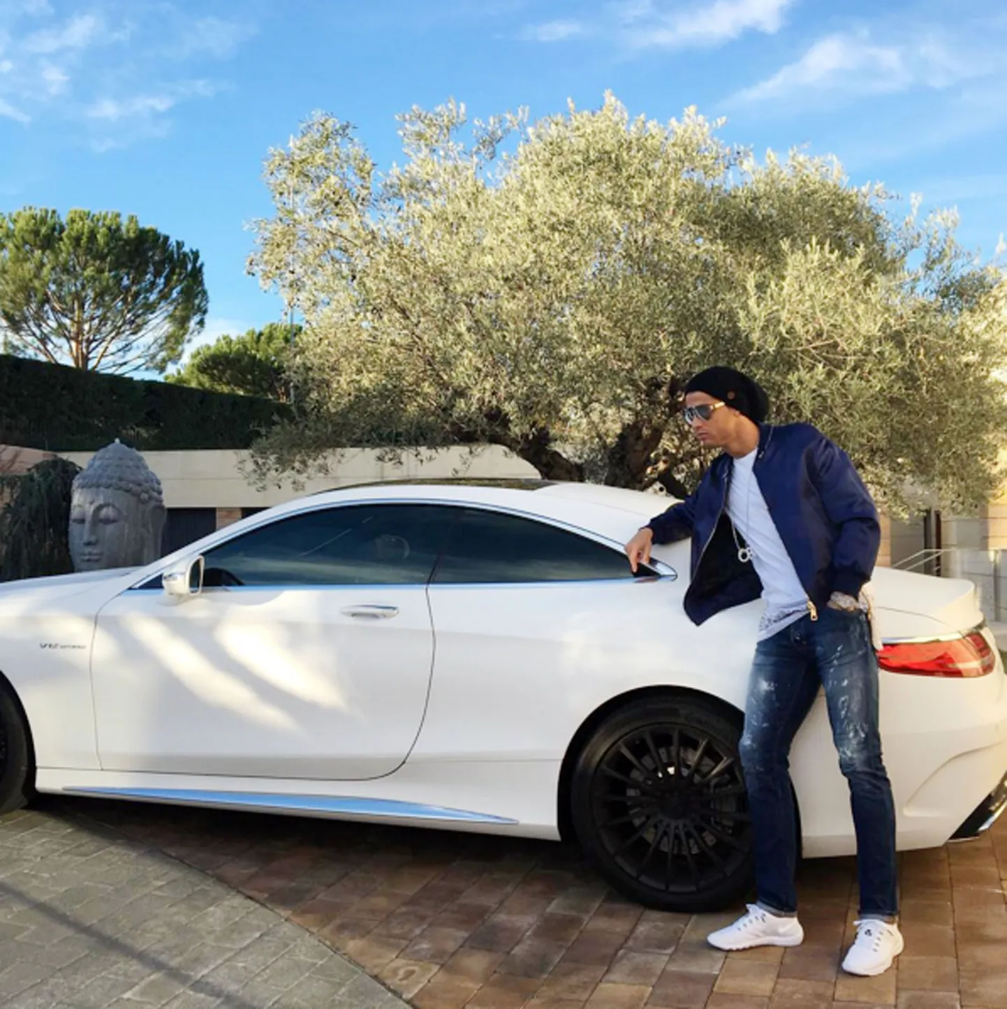 Portugali koondise ja Madridi Reali tähtmängija Cristiano Ronaldo oma uhke sõiduvahendiga.
