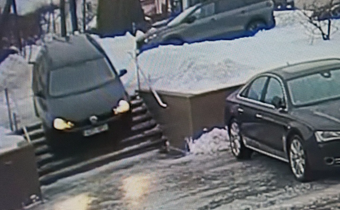 Sõiduauto läheneb Jõhvi politseimajale mööda jalakäijate treppi.