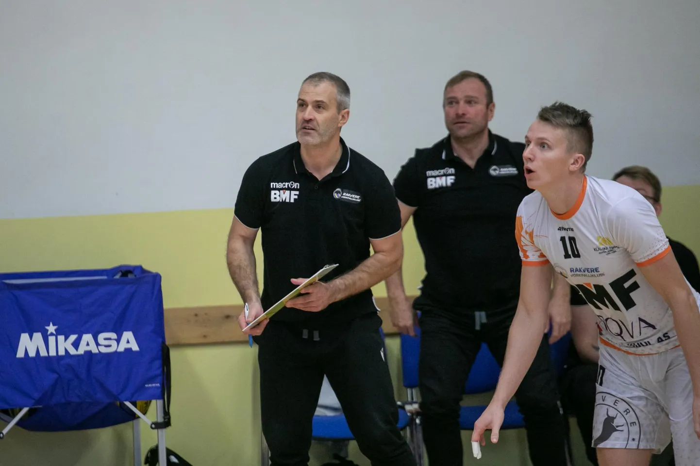 Rakvere võrkpallimeeskonna treenerite ja mängijate näod on ootusärevad, sest koroonaviirus ei jäta puutumata lisaks kõigele muule spordivõistlusi. Millal esiliiga tiitlivõistluste otsustava faasiga alustatakse, saab loodetavasti selgemaks aprilli alguses.