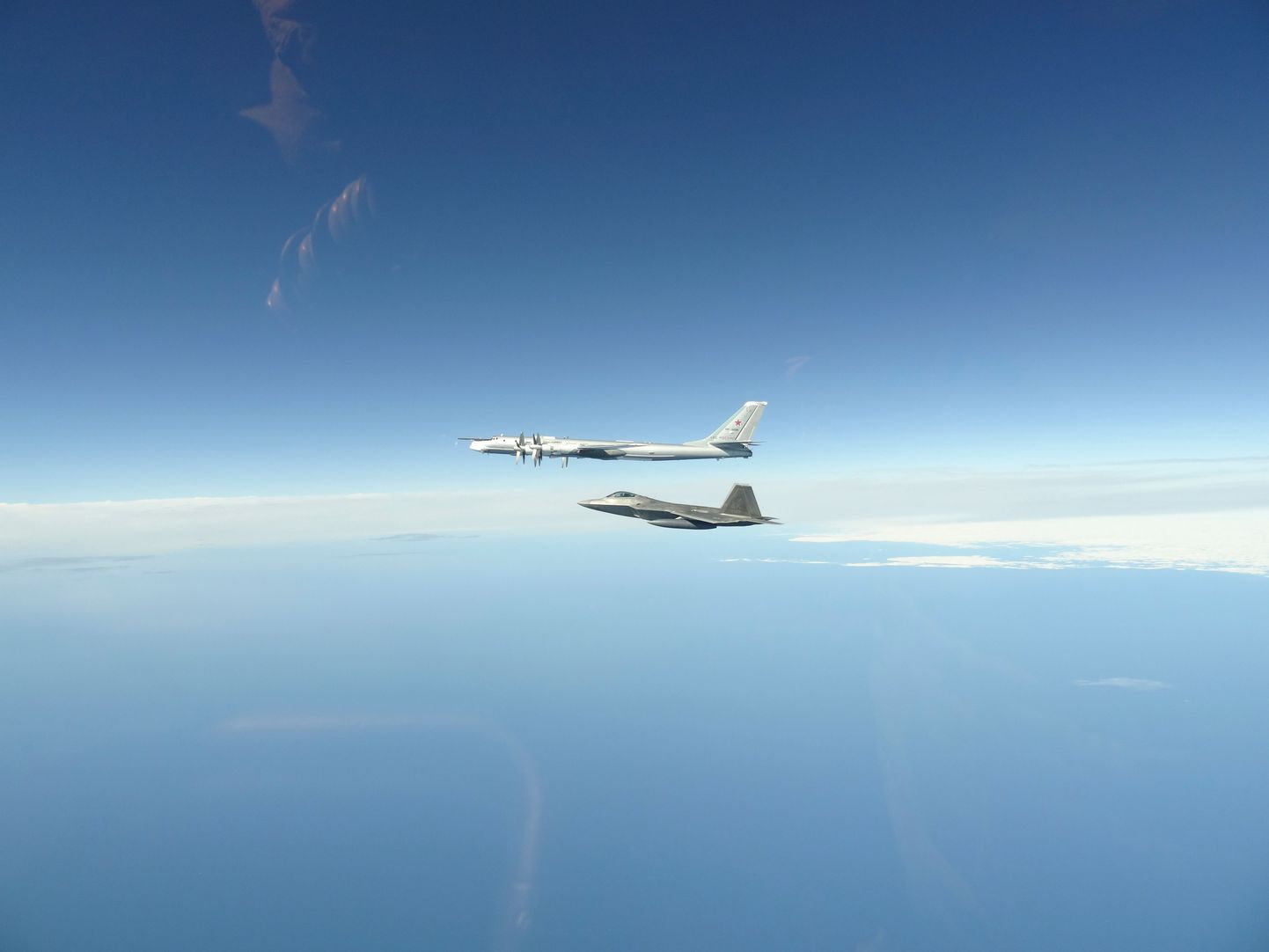See foto USA lähistel lendavast Venemaa pommituslennukist Tu-95 ja seda jälgivast USA hävitajast F-22 on tehtud 2020. aastal.