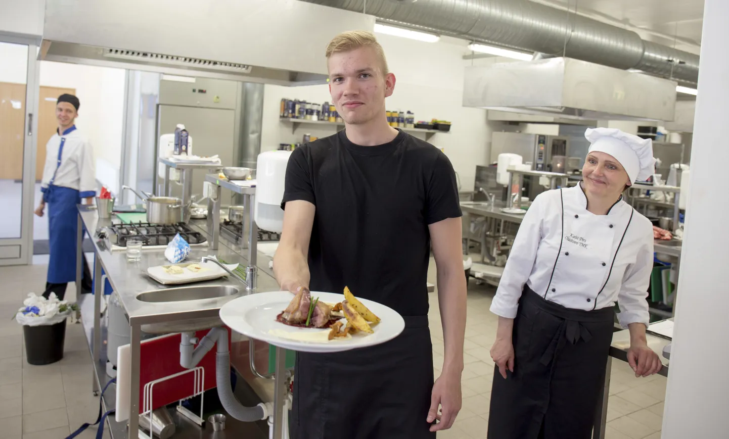 Kokaõpingutega lõpusirgel olev Sander Zemskov kandis lauda kursusekaaslaste valmistatud pardi. Õpetaja Kaiti Pirs rääkis, et tulevikus soovivad nad restorani avada kindlal päeval nädalas.