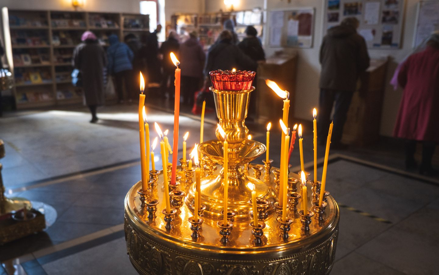 Ülestõusmispüha ettevalmistused Lasnamäe kirikus ja Nevski katedraalis.