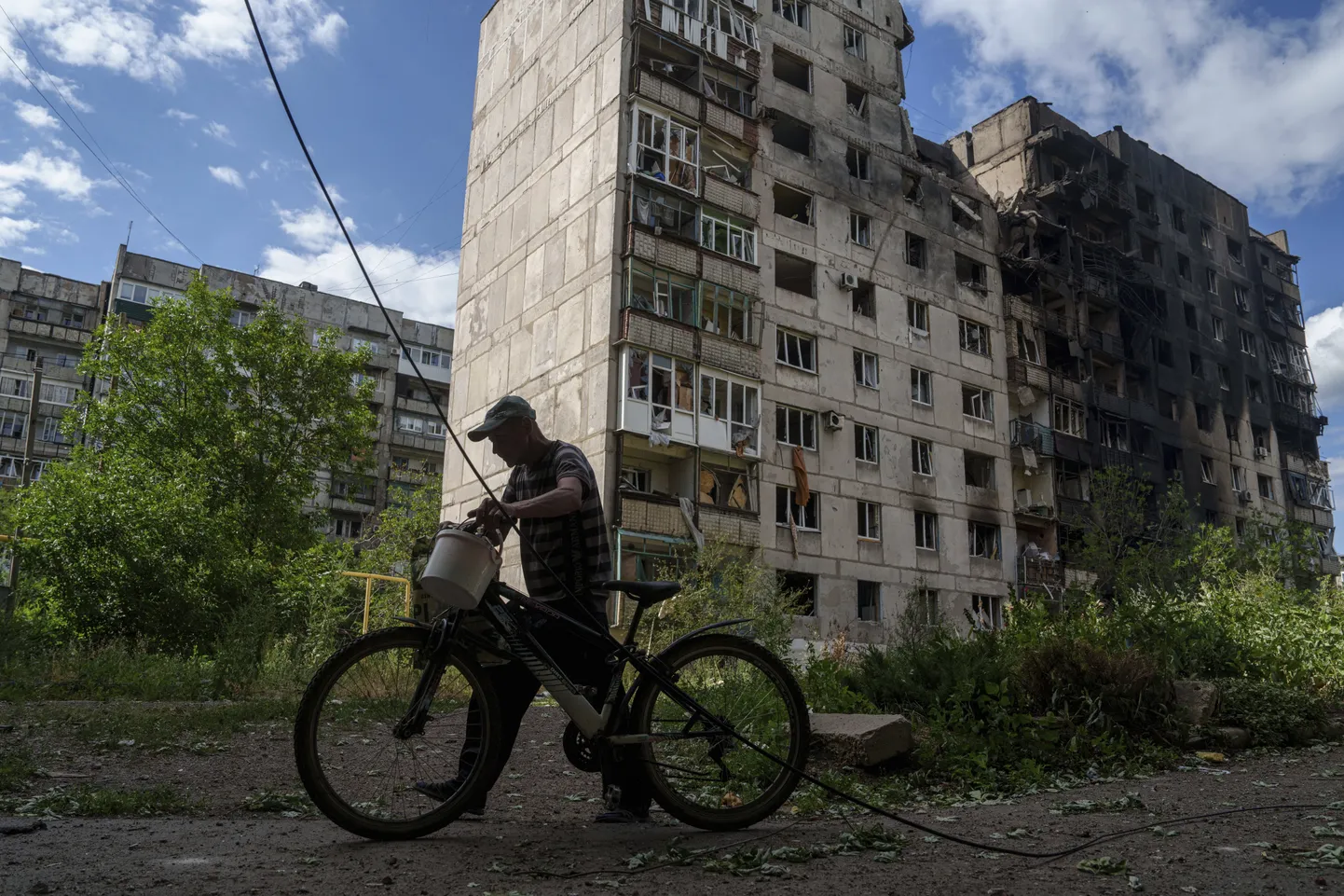 Vene õhurünnakus tabamuse saanud elumaja Toretskis Donetski oblastis.
