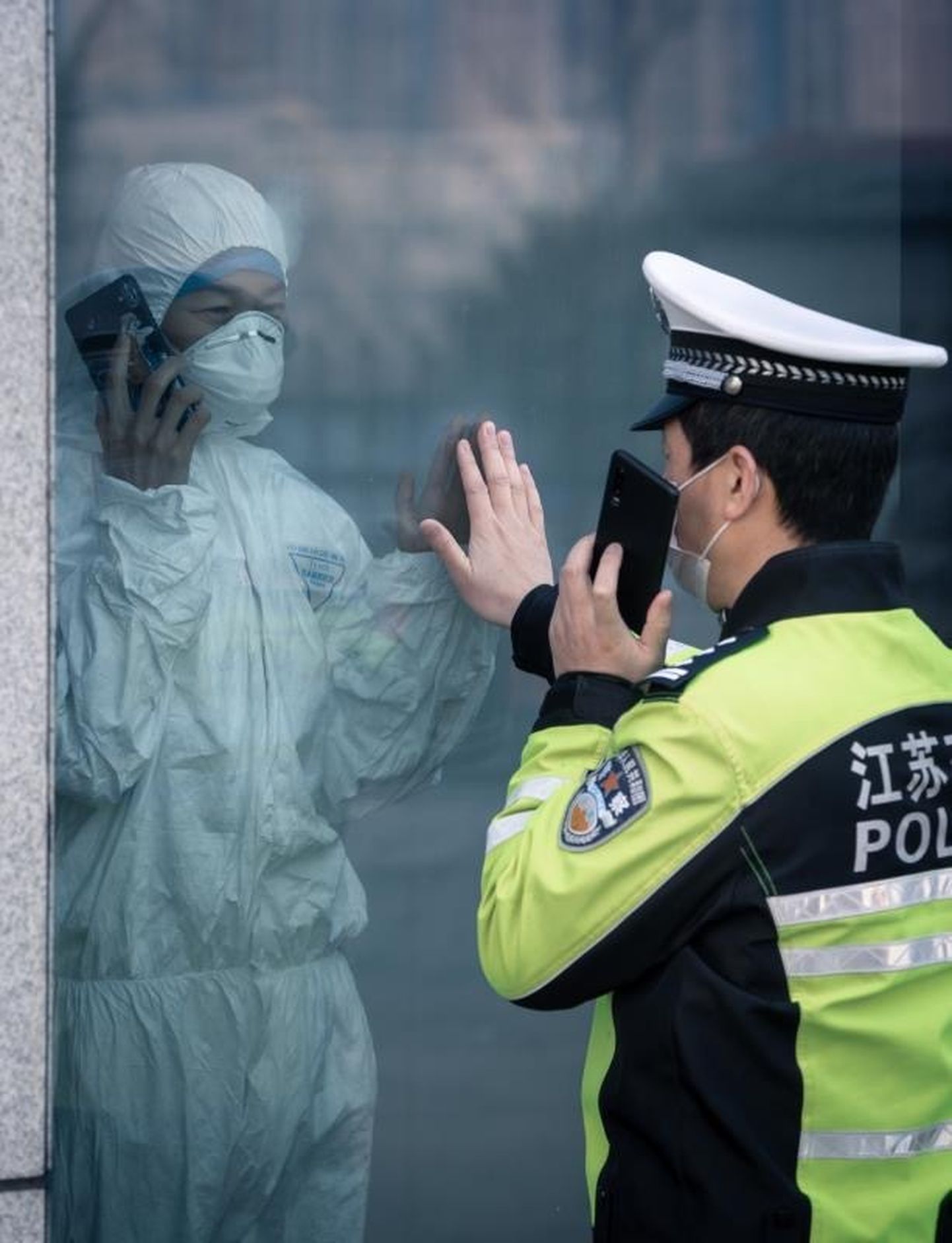 Полицейский впервые за 10 дней видит жену, работающую медсестрой в городе Сюйчжоу.