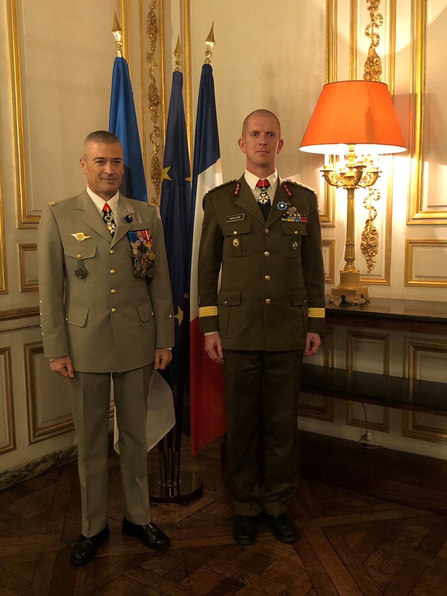 Kindralleitnant Martin Herem (paremal) pälvis Prantsuse kaitseväe juhatajalt kindral Thierry Burkhardilt Auleegioni ordeni.