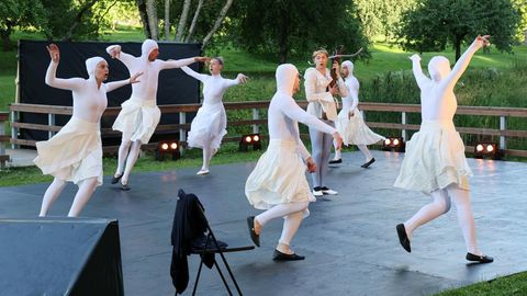 Must Kast mängib luikede tiigi ääres balletti näitlejate raskest elust
