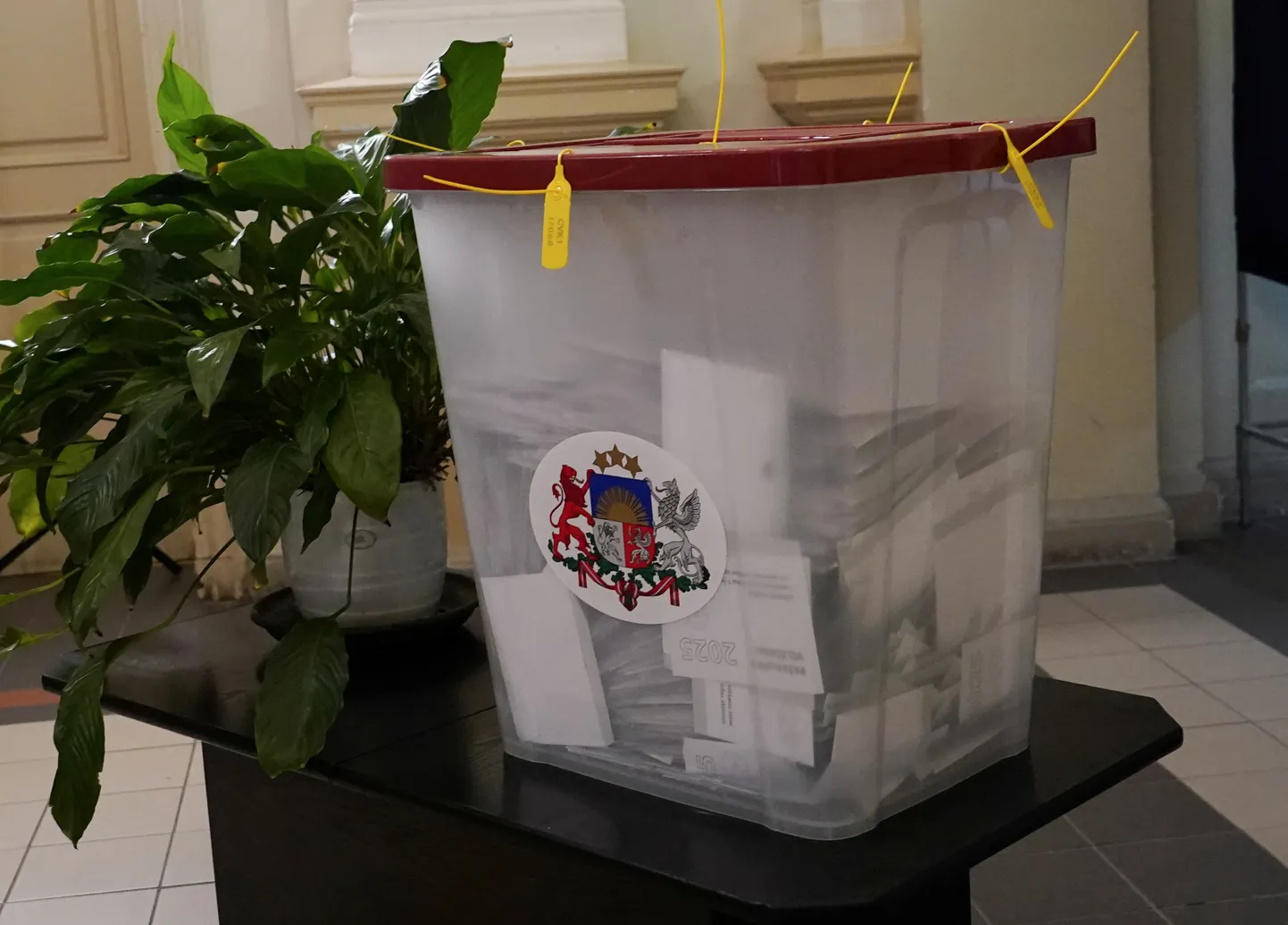 Aizzīmogota vēlēšanu urna Centrālās vēlēšanu komisijas preses konferences laikā Rīgas Valsts 1.ģimnāzijā pēc pašvaldību vēlēšanām, kura informē par vēlēšanu norisi.