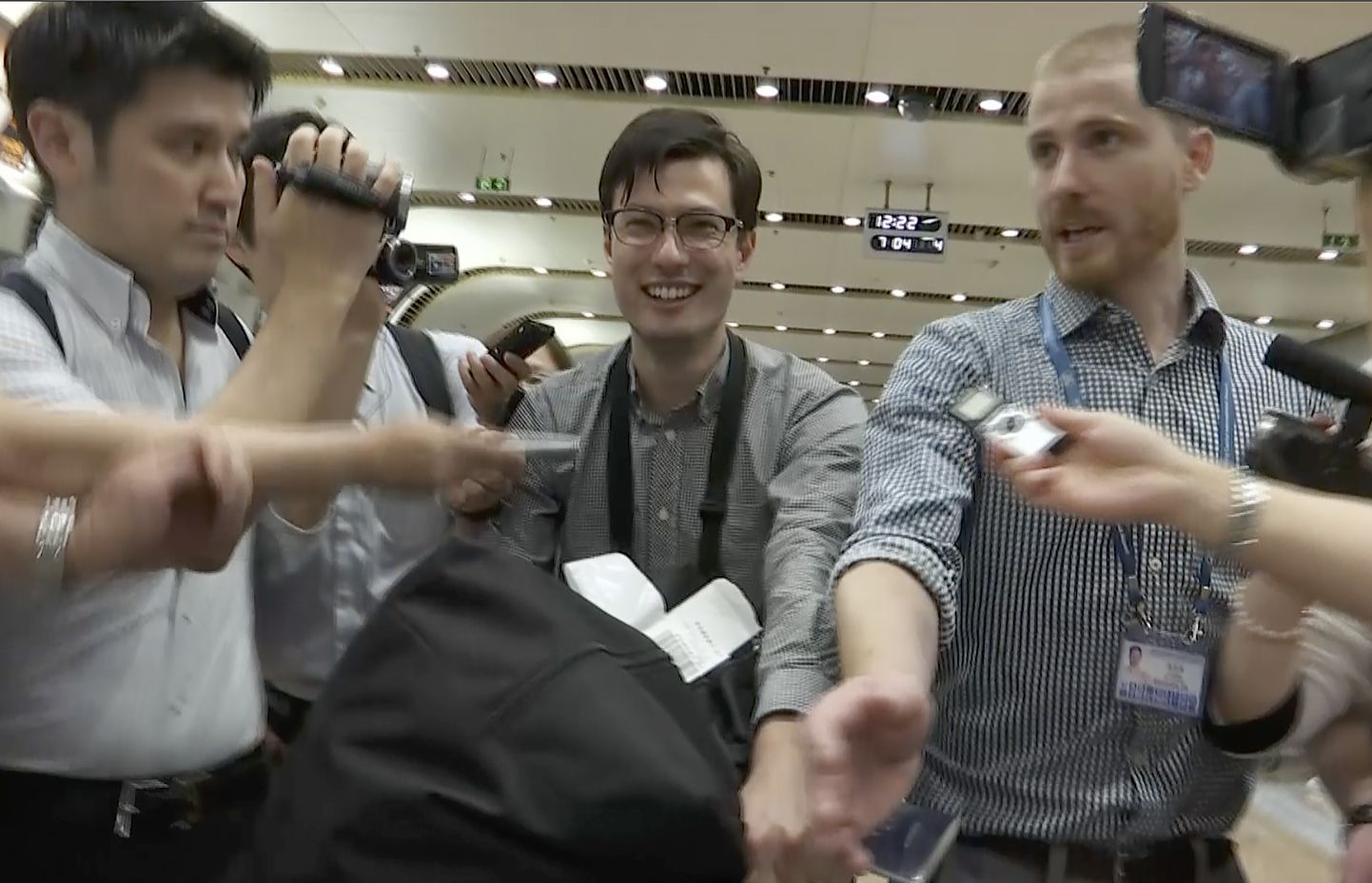 Austraalia tudeng Alek Sigley naeratamas Pekingi lennujaamas neljapäeval pärast Põhja-Koreast lahkumist.