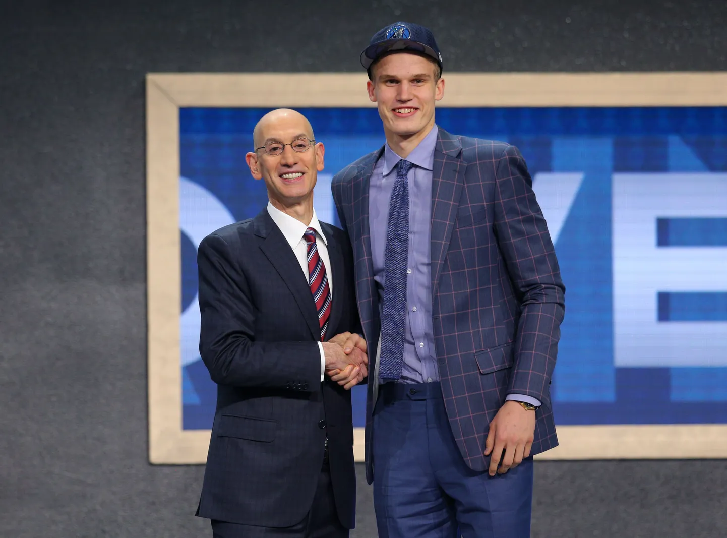 Lauri Markkanen (paremal) möödunud ööl Brooklynis toimunud NBA draftis.