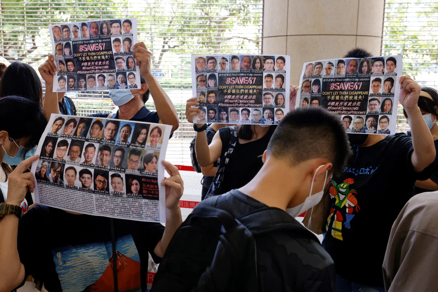Demokraatimeelsete aktivistide toetajad kohtuhoone ees Hong Kongis.
