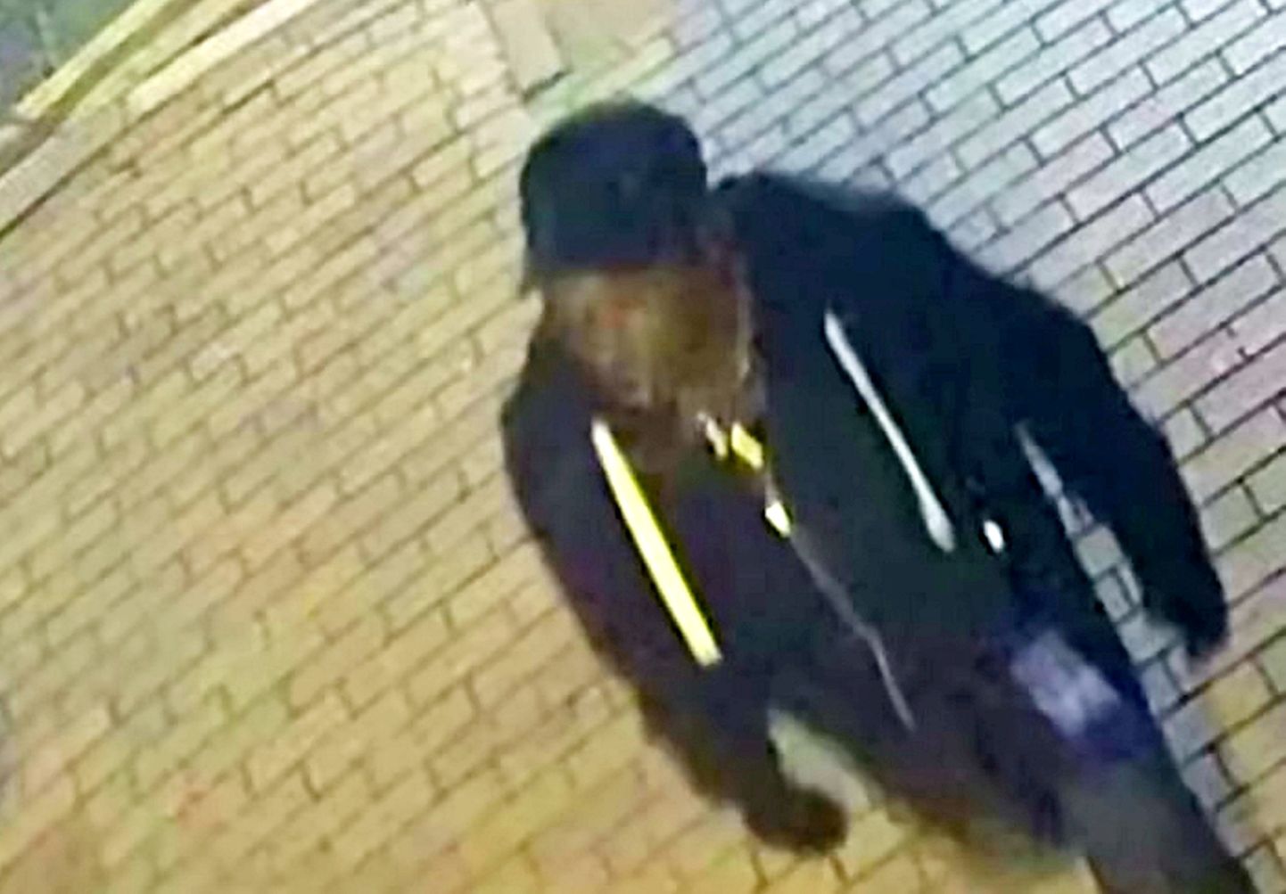 Briti West Midlandsi politsei avaldas videokaadrid mehest, keda kahtlustatakse Birminghami pussitamistes