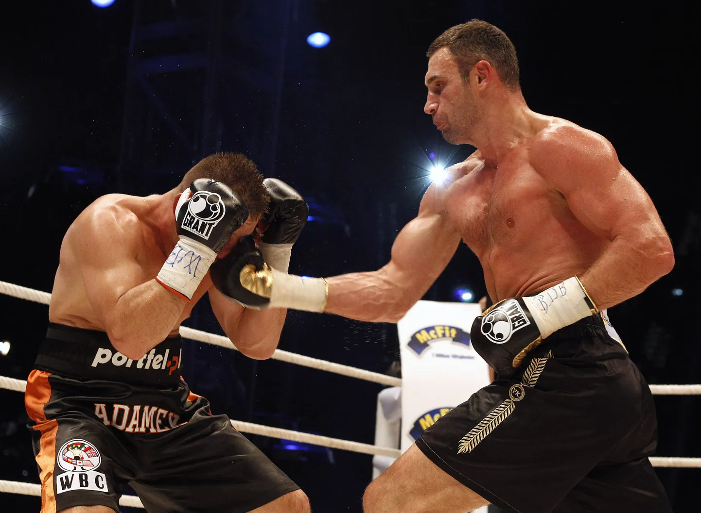 Vitali Klitško alistas Tomasz Adameki kümne raundiga
