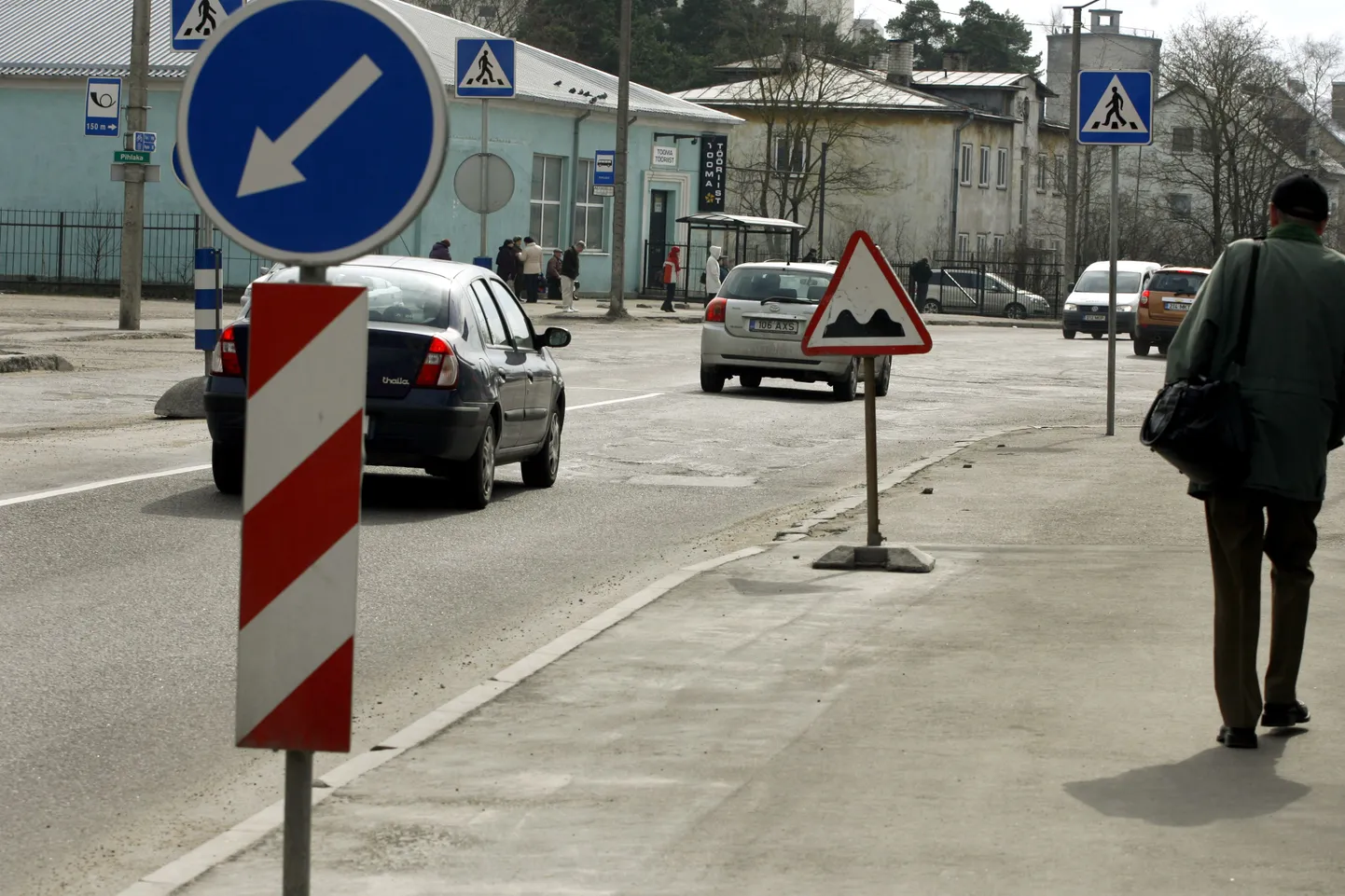 Männiku tee on siiani olnud peaaegu sõidetamatu.