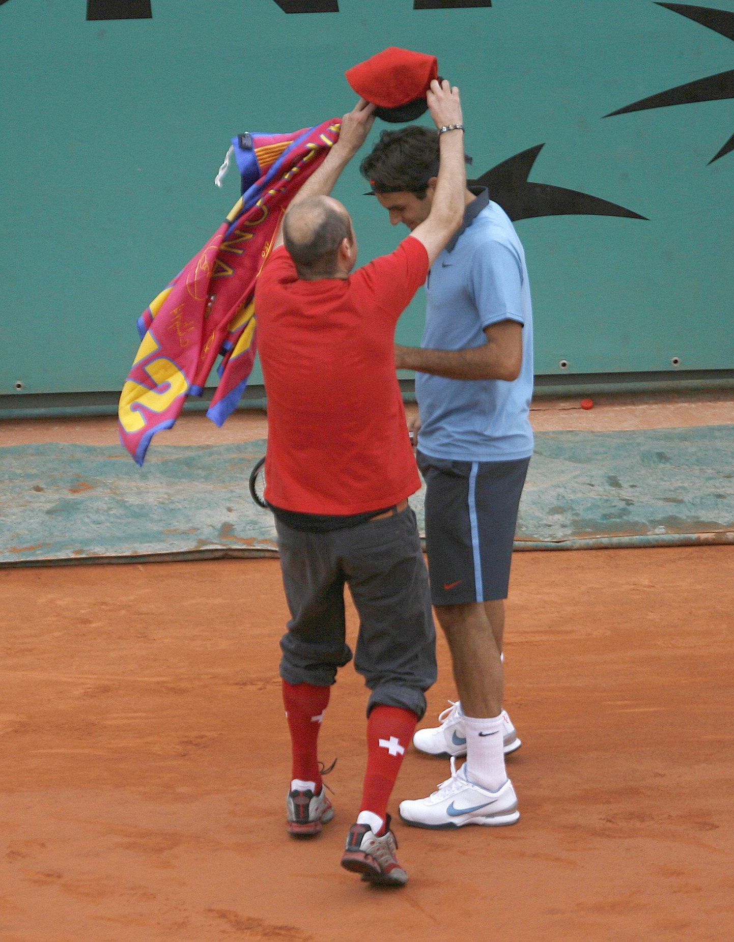Prantsusmaa lahtiste finaalis väljakule jooksnud Jimmy Jump (vasakul) ja Roger Federer.
