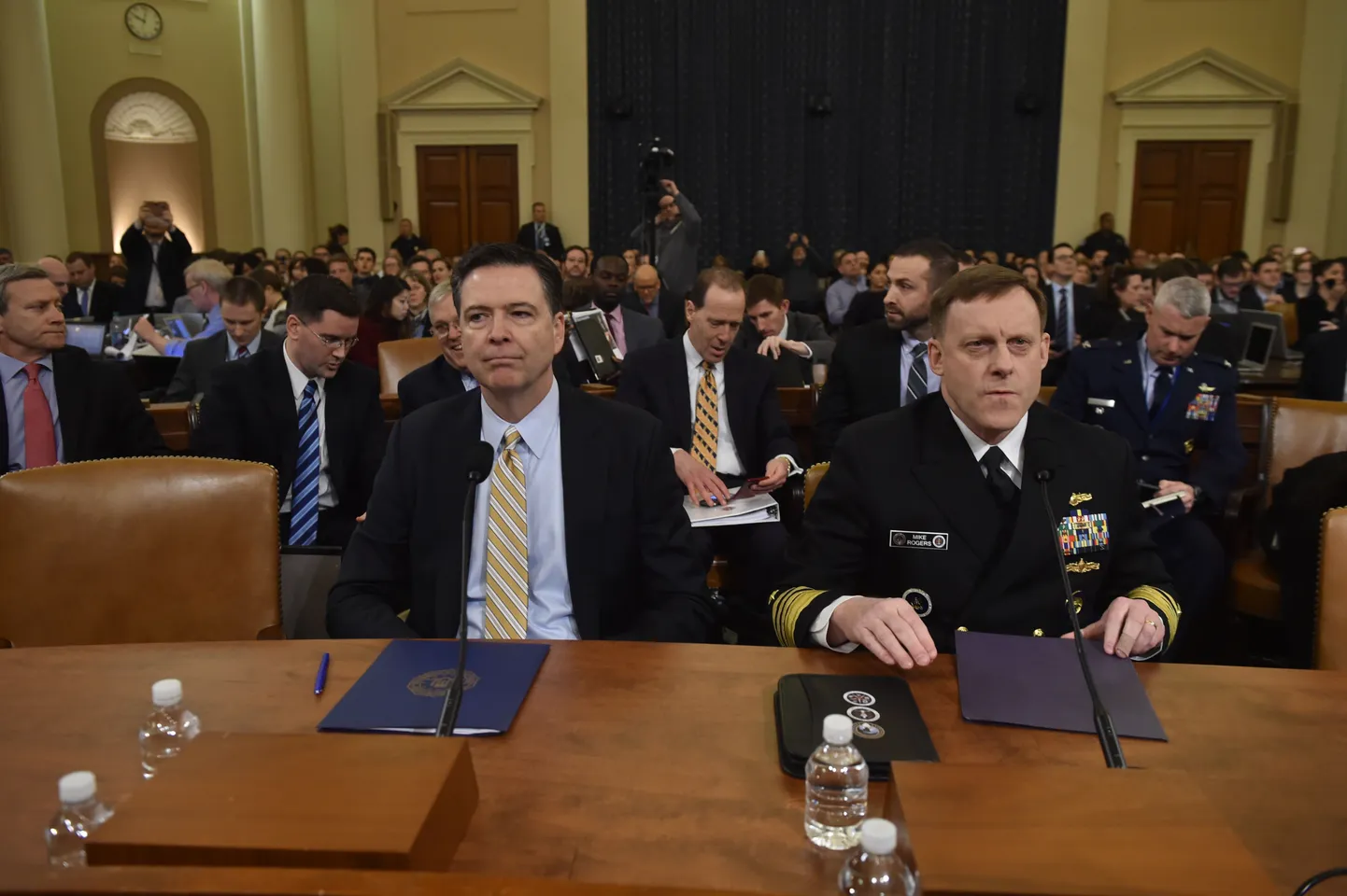 James Comey ja Mike Rogers.