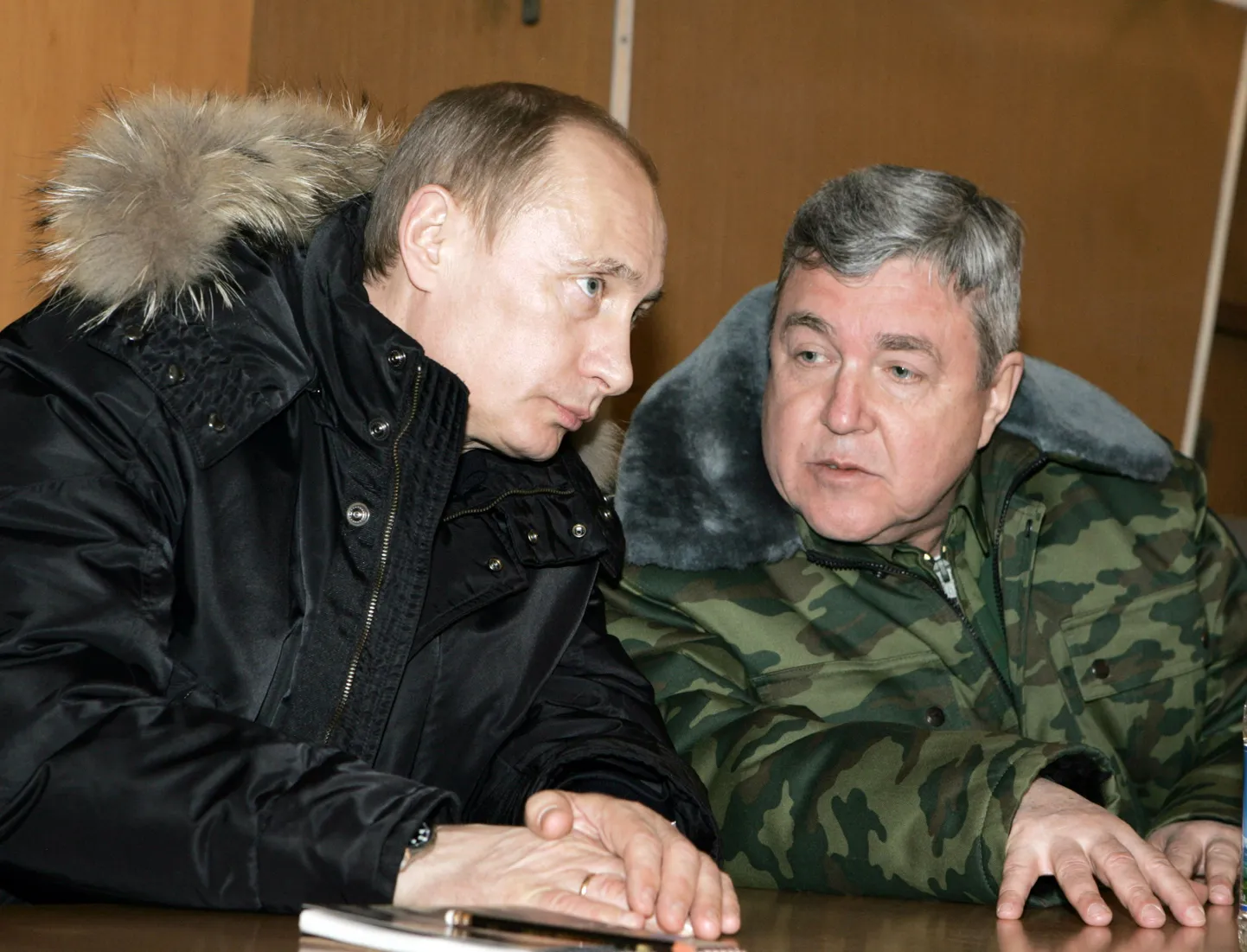 Valitsusjuht Vladimir Putin ja sisevägede ülemjuhataja Nikolai Rogožkin (paremal).