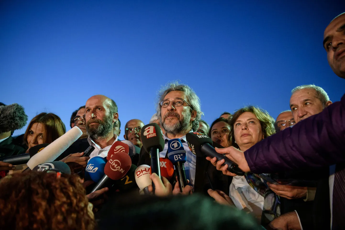 Erdem Gul ja Dilek Dündar pärast kohtuotsust meediaga kõnelemas.