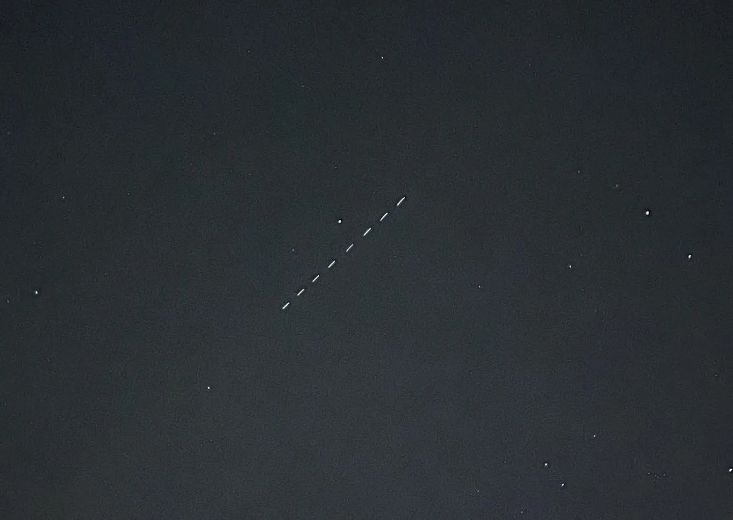 Pildistajale tundmatud lendavad objektid on ilmselt satelliidid.