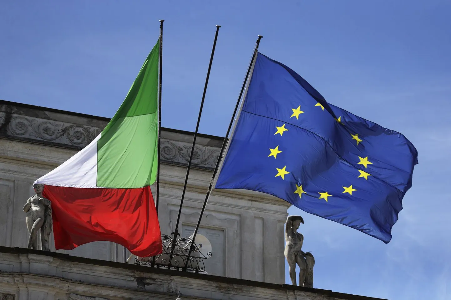 Флаги Италии и ЕС в Риме.