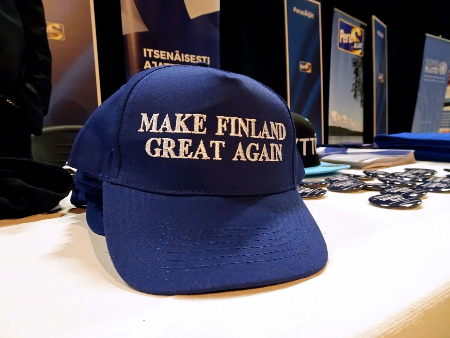 Põlissoomlaste noorteorganisatsiooni meened müügil erakonna juunikuisel kongressil Jyväskyläs.