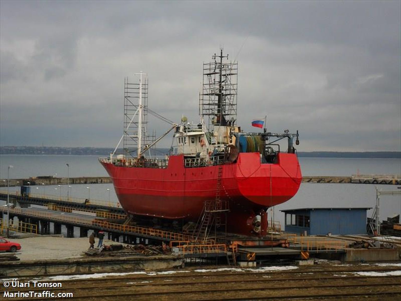 Российское рыболовецкое судно "Онега" в доке Таллиннского судоремонтного завода.