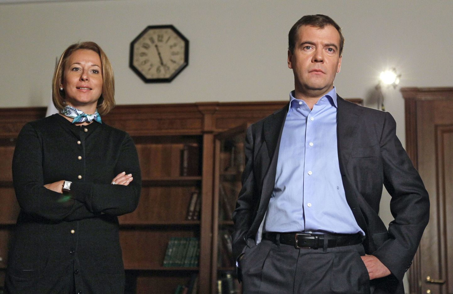 Dmitri Medvedev valmistub salvestama videopöördumist. Kõrval pressiesindaja Natalja Timakova.
