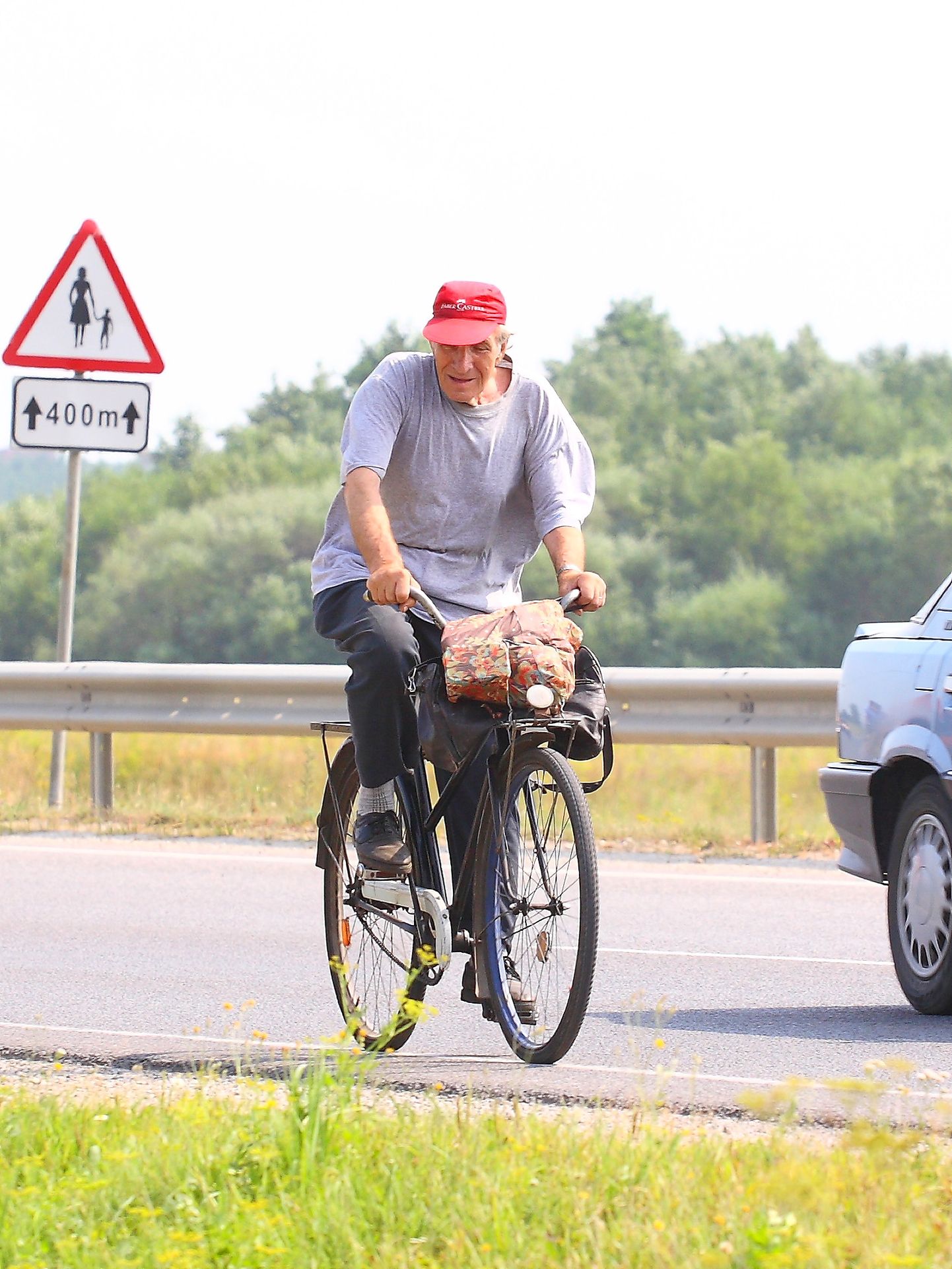 Велосипедист на шоссе. Иллюстративное фото.