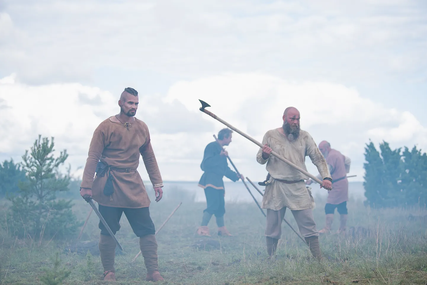 VÄGITEOD sündisid mõõga, oda ja pika varrega kirve abil. Hetk ERRi seriaali “Salme viikingid” filmimiselt.