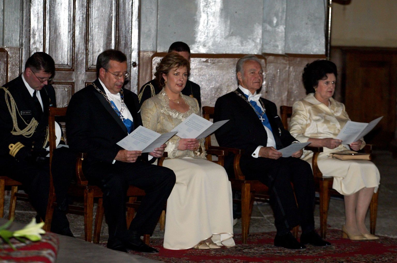 Pärast riigikogus ametivande andmist 2006. aasta 9. oktoobril osales president Toomas Hendrik Ilves koos tollase abikaasa Evelin Ilvesega Kaarli kirikus jumalateenistusel, nende kõrval istuvad president Arnold Rüütel ja Ingrid Rüütel.