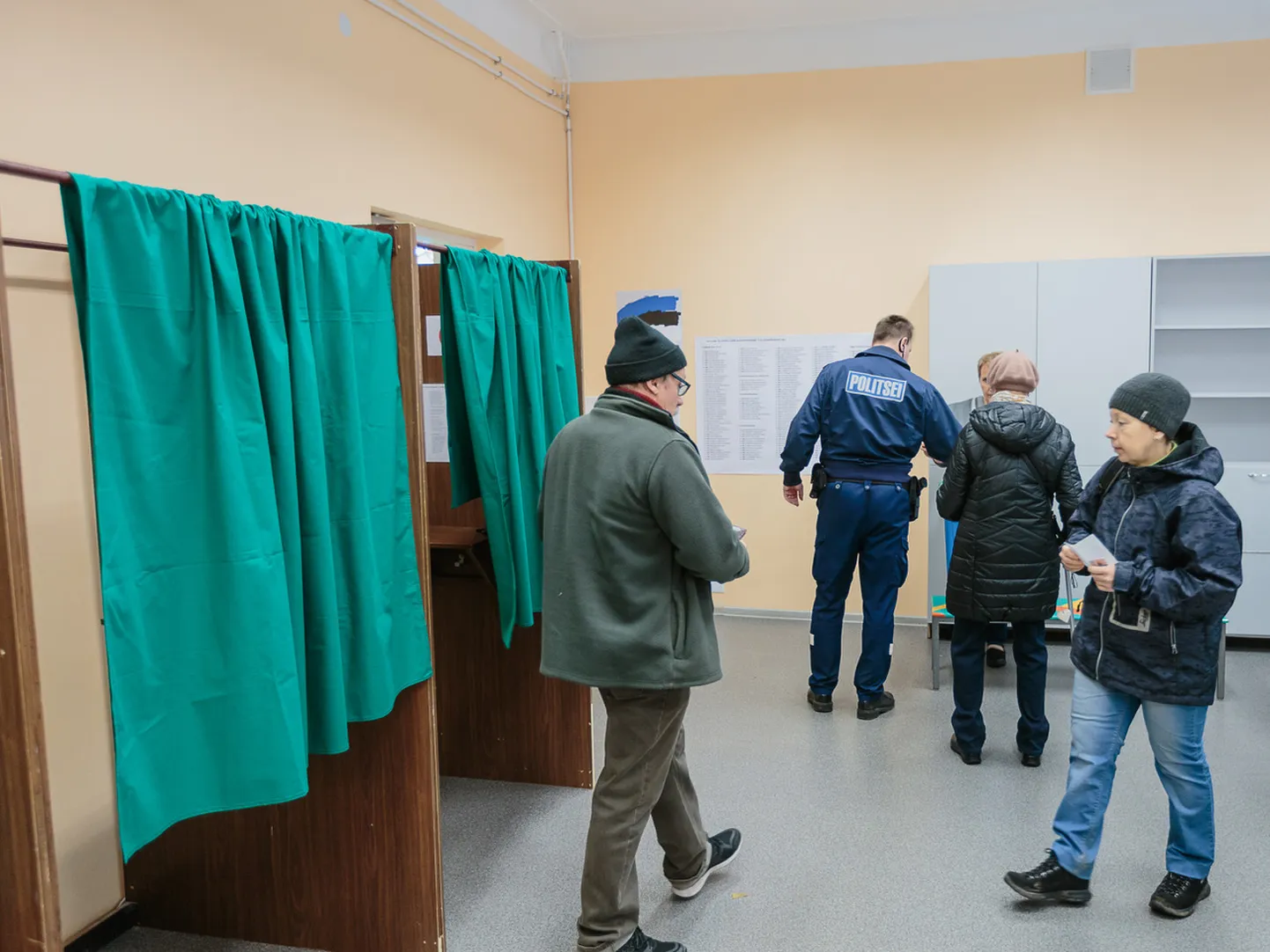 Полицейский на одном из избирательных участков Нарвы 15 октября 2017 года.
