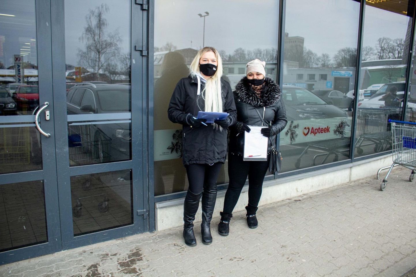 Jaanika Ptsolkina (vasakul) ja Helena Kozlovskaja, kelle mõlema lapsed käivad Valga Priimetsa koolis, korjasid pühapäeva pärastlõunal kooli direktori toetuseks allkirju Valga Maxima kaupluse juures. Ptsolkina sõnul on neil kavas tegevusega jätkata kuni vallavolikogu istungini, mis peetakse kuu lõpus. tiit loim