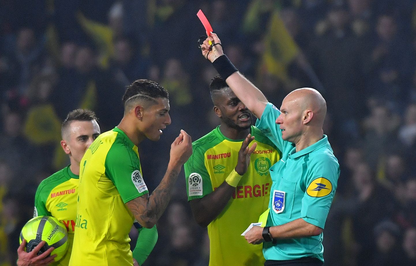 Brasiillasest Nantes'i kaitsemängija Diego Carlos (vasakul) ei suuda oma silmi uskuda – õnnetu kokkupuude kohtuniku Tony Chaproniga tähendas talle mängu teist kollast kaarti.