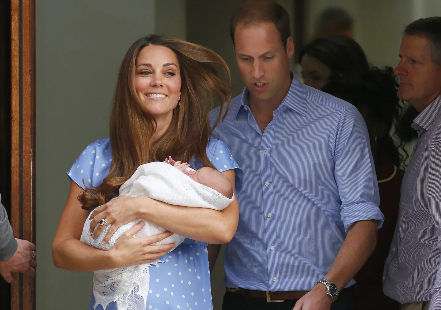 Prints William ja hertsoginna Catherine lahkusid beebiga haiglast