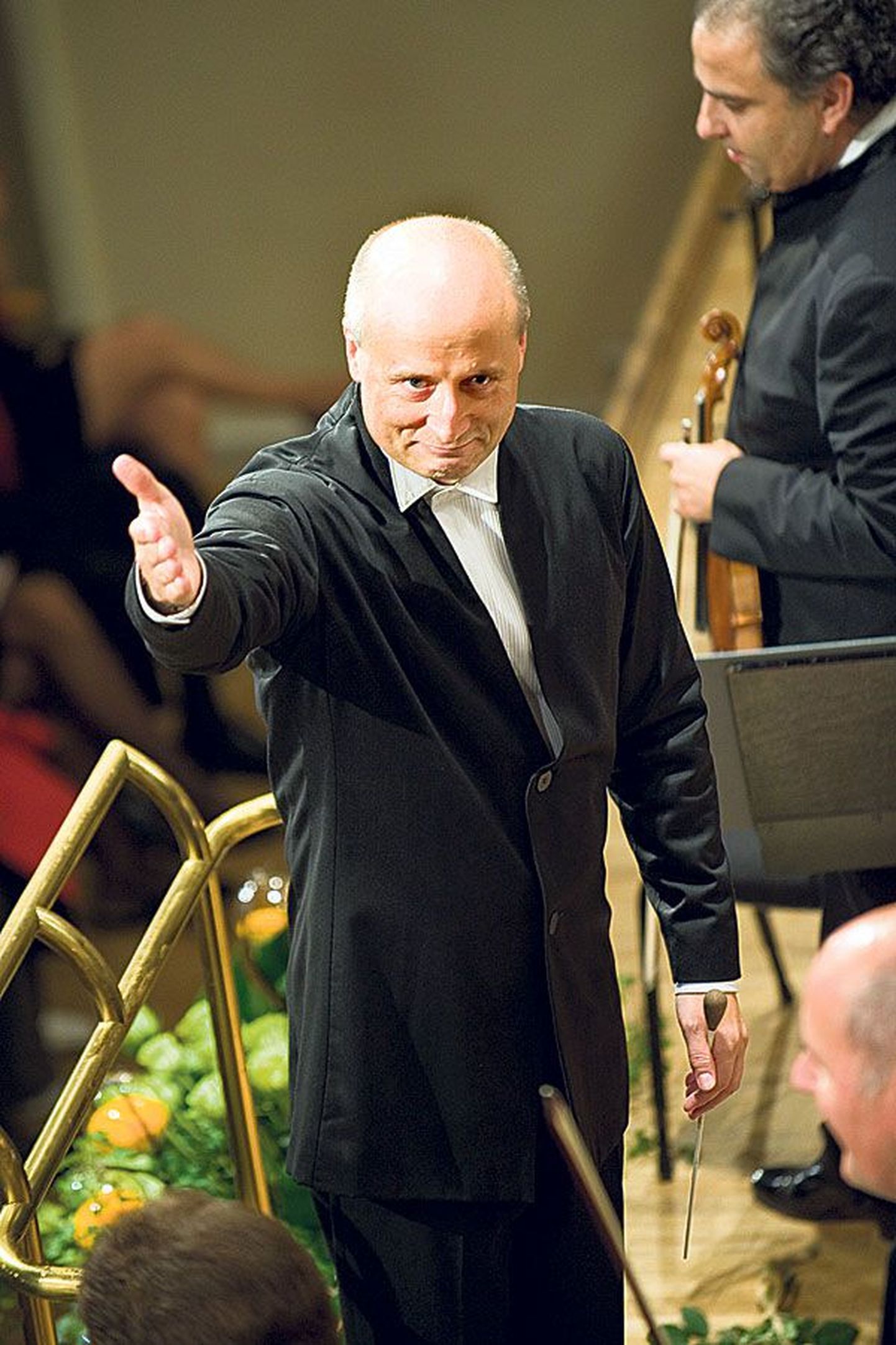 Пааво Ярви представляет Парижский оркестр эстонской публике на концерте в Таллинне прошлой осенью.