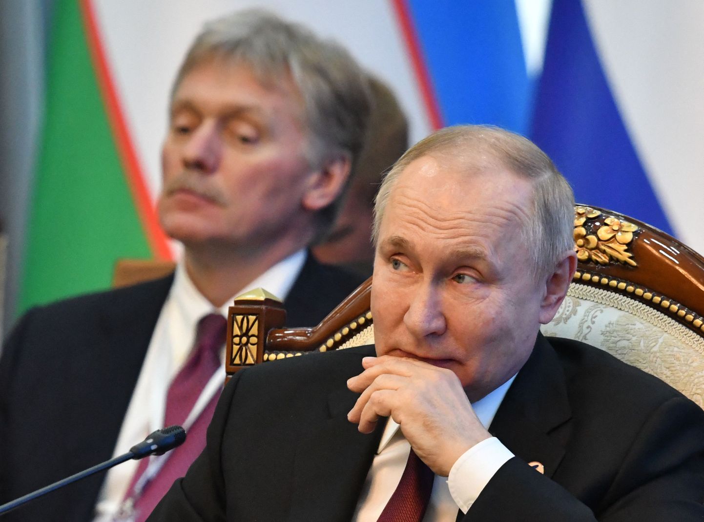 Krievijas diktators Vladimirs Putins un viņa preses sekretārs Dmitrijs Peskovs.