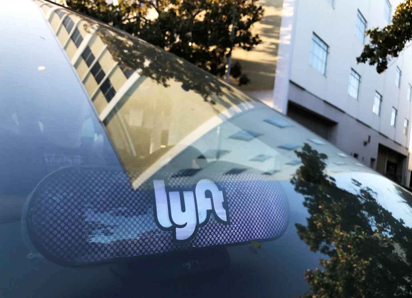 Lyfti logo peegelpilt