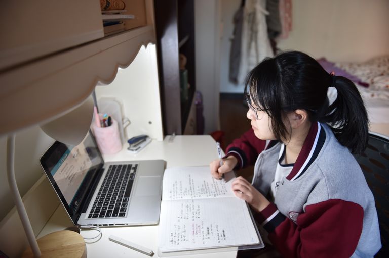 Hiina pealinna Pekingi Fengtai piirkonna õpilane Huang Yahui e-õppel kodus