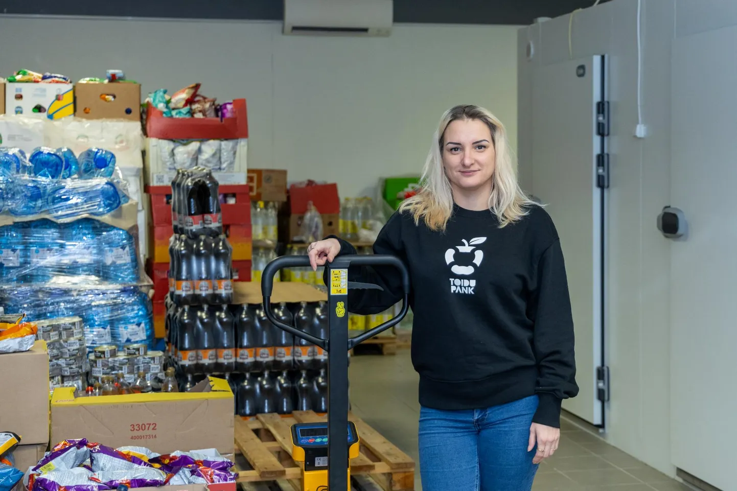 Lääne-Viru toidupanga koordinaator Annely Sirgo Rakveres Jaama tänaval toidupanga varude keskel.