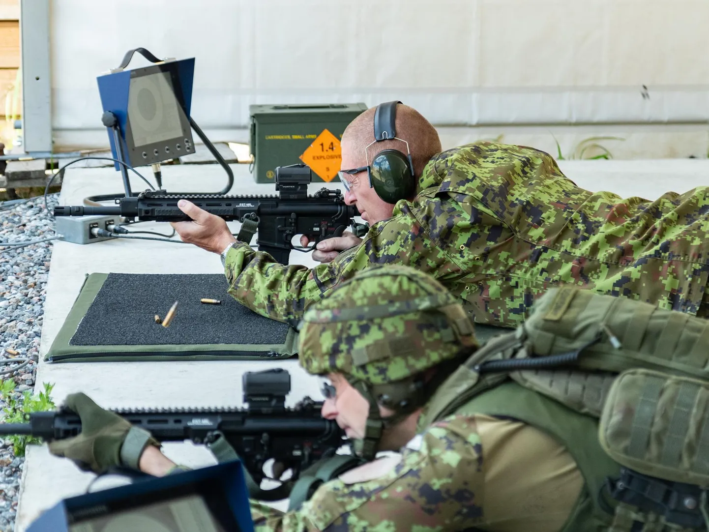 Automaatrelva LMT R-20 RAHE katsetavad kaitseväe juhataja Martin Herem ja toonane kaitseinvesteeringute keskuse juht Kusti Salm, kes praegu töötab kaitseministeeriumi kantsleri ametis. Hanget varjutas süüdistus ebakorrektsuses. Sig Sauer vaidlustas toona kaks korda otsuse tunnistada edukaks pakkujaks USA relvatootja LMT, kuid edutult.
