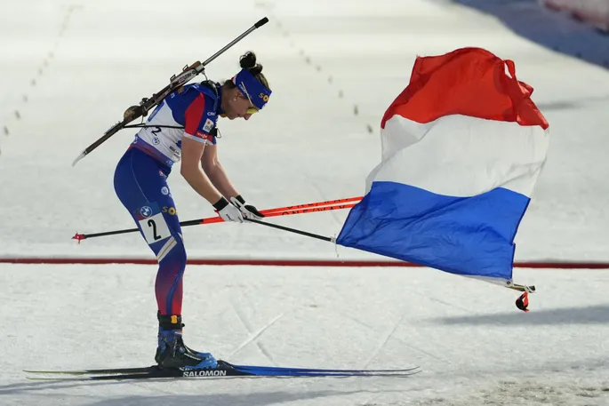 Транссексуал Мария жұлқынып кетеді