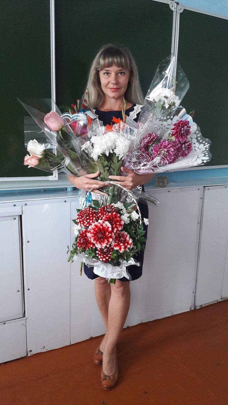 Tatjana Kuvšinnikova 1. septembril 2018 õpilastelt saadud lilledega