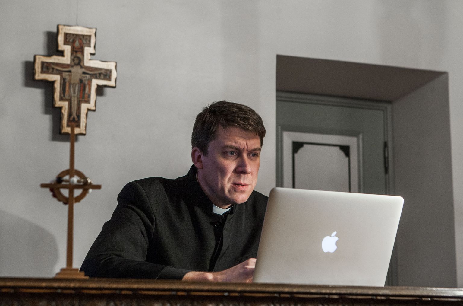 EELK peapiiskop Urmas Viilma kasutab agaralt arvutit ja nutiseadmeid - tahvelarvuti on talle abiks jutluste pidamisel ja nutitelefon Facebooki sissekannete tegemisel.