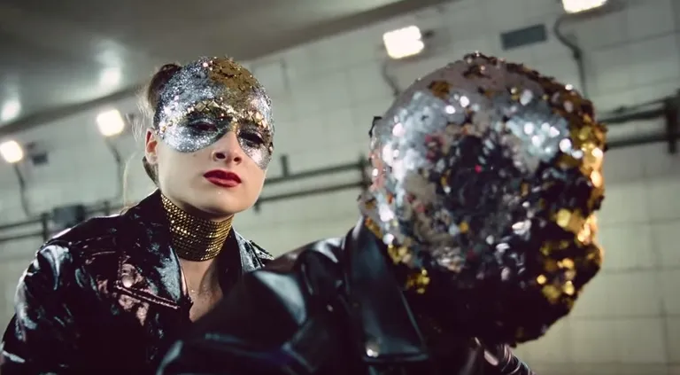 кадр из фильма Vox Lux